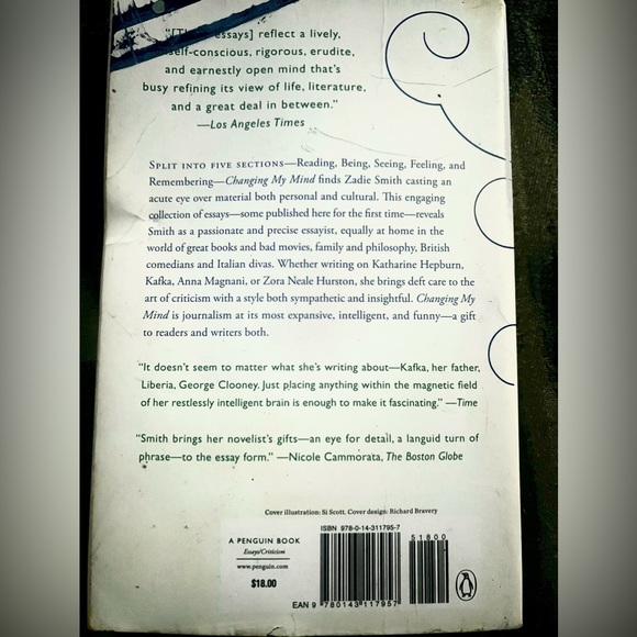 Changing My Mind 🧠 Occasional Essays by Zadie Smith - Picture 2 of 2